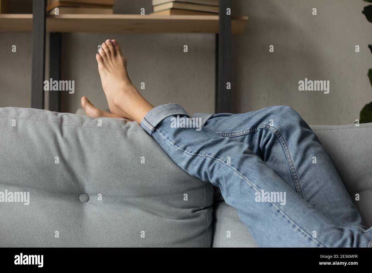 Nahaufnahme der Frau entspannen barfuß auf dem Sofa Stockfoto