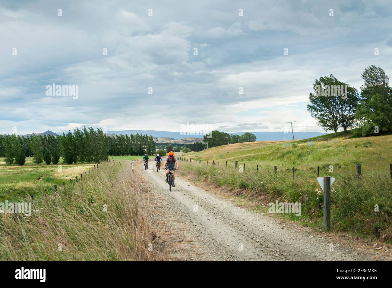 Mit dem Fahrrad auf dem Otago Central Rail Trail bei bewölktem Himmel, South Island, Neuseeland Stockfoto