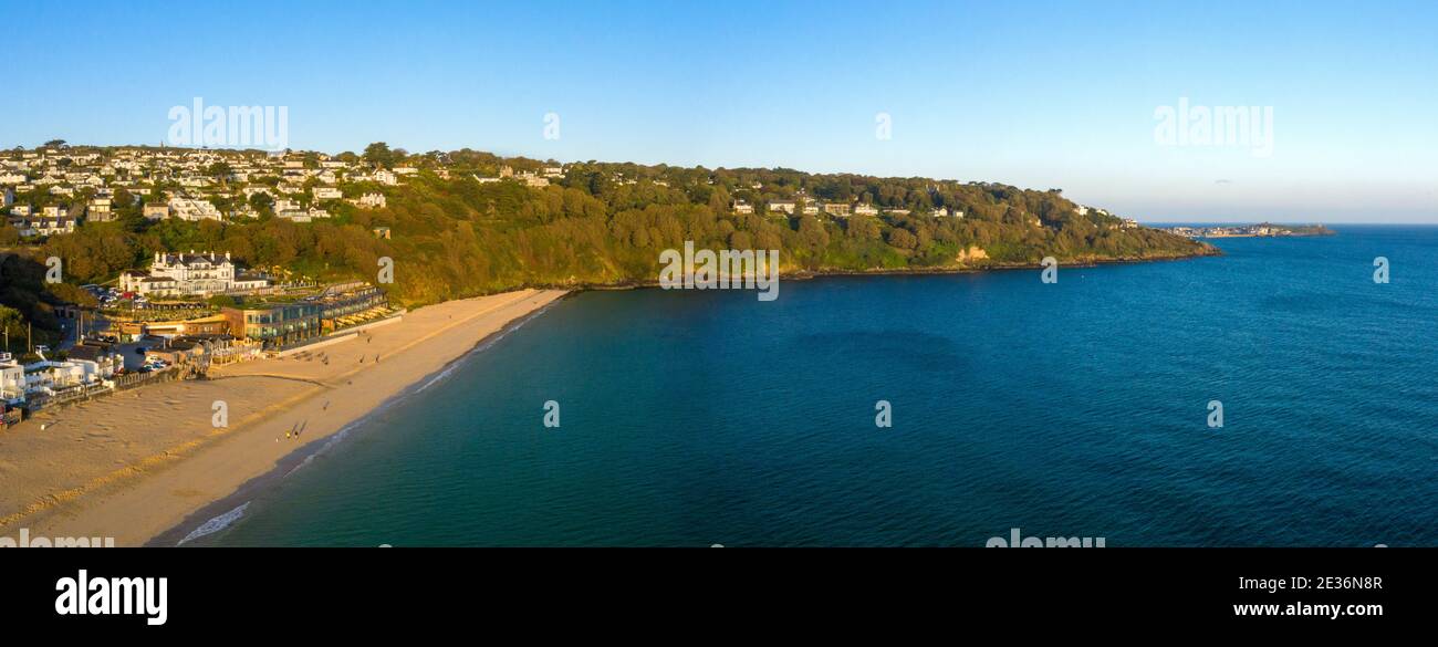 Luftaufnahme des Carbis Bay Hotel, Strand und St. Ives im Hintergrund Stockfoto