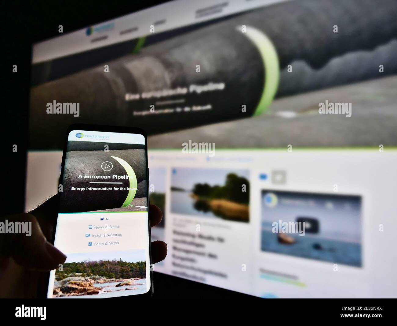 Person, die Mobiltelefon mit der Website des Offshore-Erdgas-Pipeline-Projekt Nord Stream 2. Konzentrieren Sie sich auf die Mitte des Handybildschirms. Stockfoto