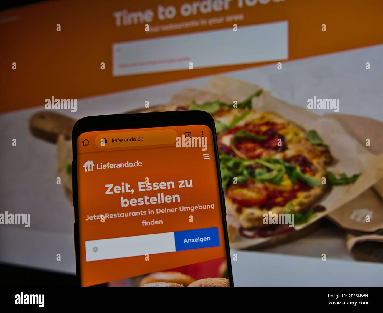Website des Online-Lebensmittellieferungsunternehmens Lieferando.de auf dem Smartphone angezeigt. Text: Zeit, um Essen zu bestellen. Finden Sie Restaurants in Ihrer Nähe. Stockfoto