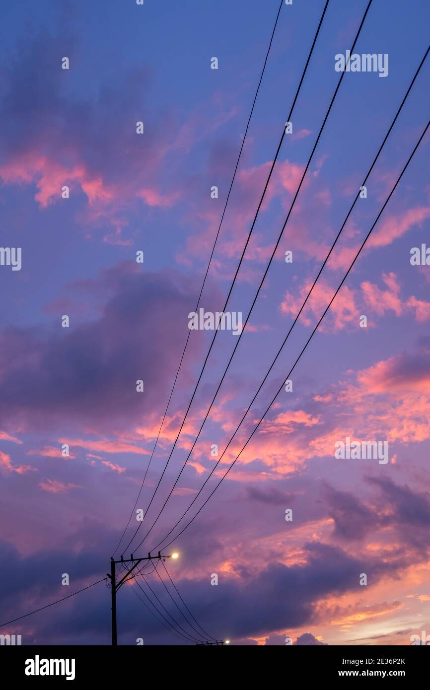 Stromleitungen bei Sonnenuntergang Stockfoto