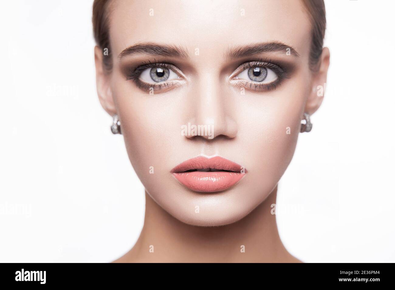 Portrait von schönen jungen Brünette Frau mit rauchigen Augen Make-up und natürliche Lippen Blick auf die Kamera. Schönheit, Make-up Gesundheit und Hautpflege-Konzept. ind Stockfoto