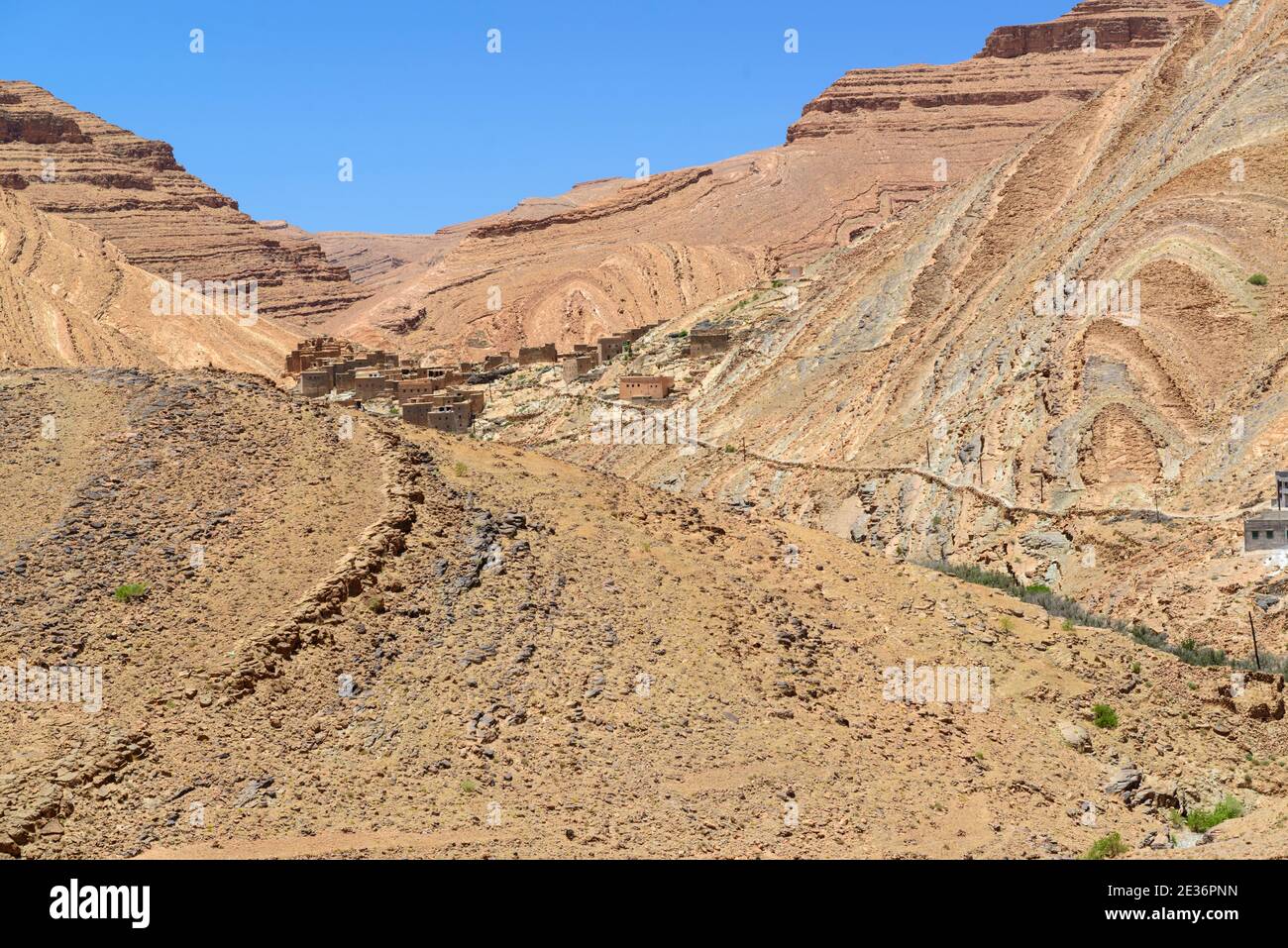 Dorf inmitten geologischer Formationen im Hohen Atlas, Marokko. Stockfoto