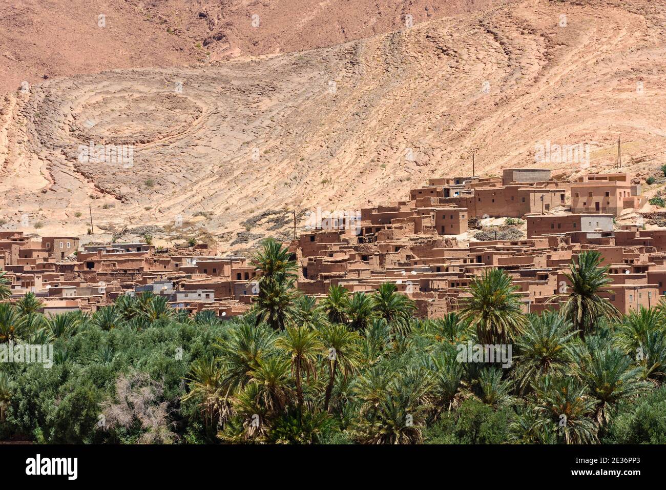 Dorf inmitten geologischer Formationen im Hohen Atlas, Marokko. Stockfoto
