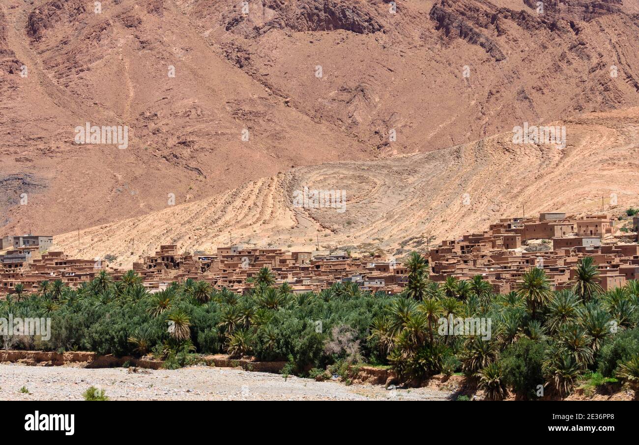 Dorf inmitten geologischer Formationen im Hohen Atlas, Marokko. Stockfoto