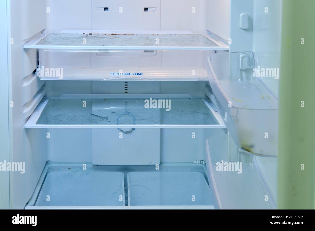 Dreckiger Kühlschrank mit offener Tür, der gewaschen werden muss Reinigung  Stockfotografie - Alamy