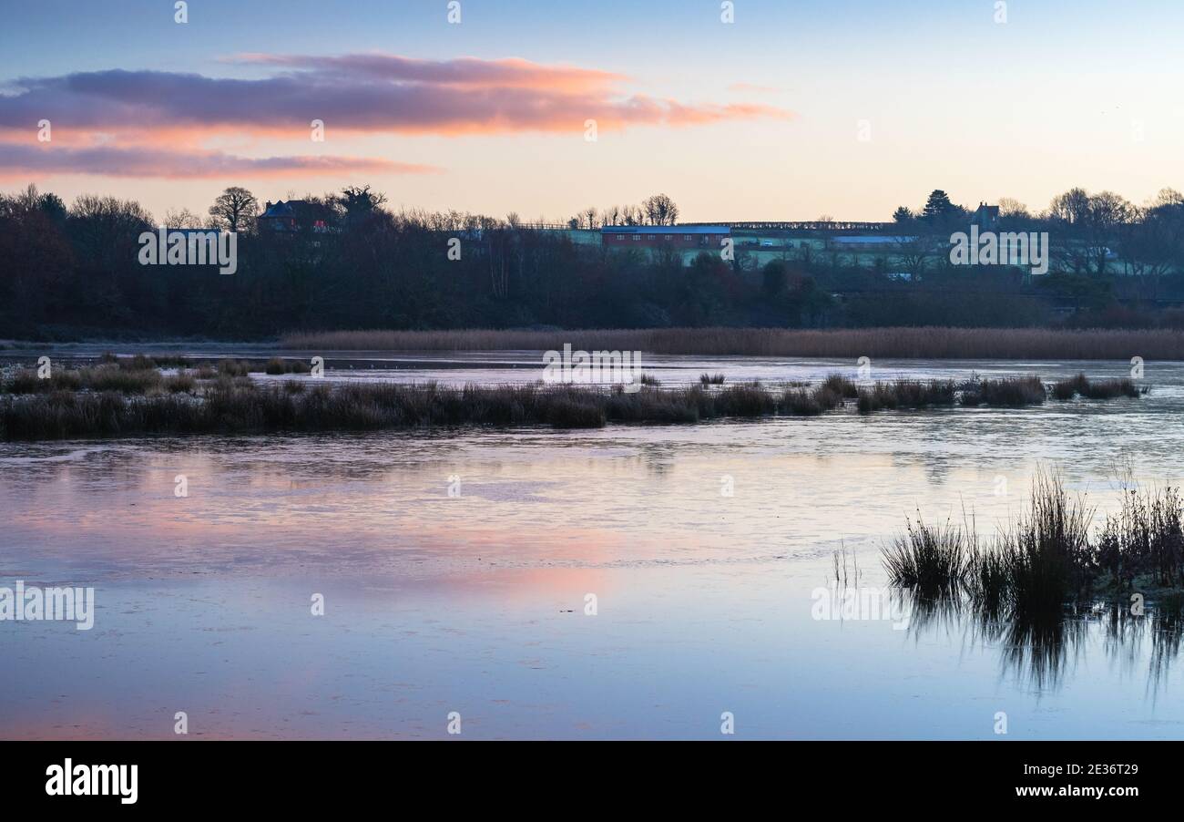 Sonnenaufgang über dem Bowling Green Marsh und River Clyst, Topsham, Devon, England, Europa Stockfoto