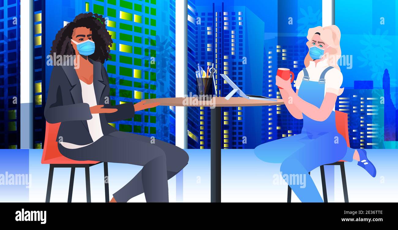 Mischen Rennen Geschäftsleute in Masken diskutieren während Kaffeepause Geschäft Frauen Paar sitzt am Tisch Nacht Stadtbild Hintergrund horizontal Porträt vektorgrafik Stock Vektor