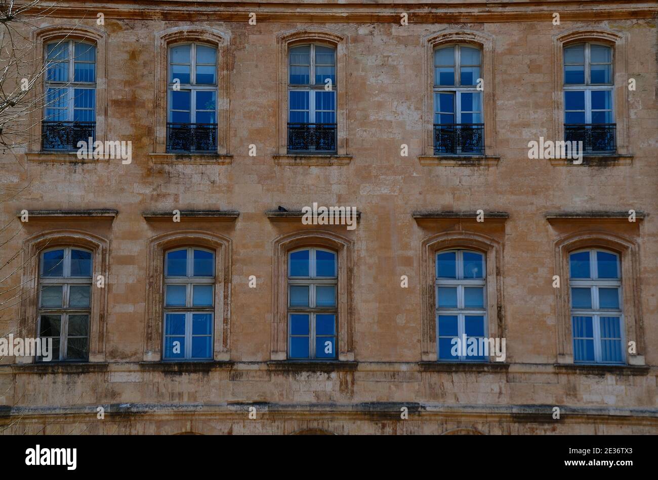 Altes Haus mit Fenstern, wo sich der blaue Himmel spiegelt In marseille Stockfoto