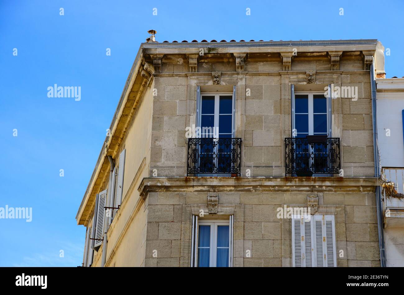 Altes Haus mit blauem Himmel in marseille Stockfoto