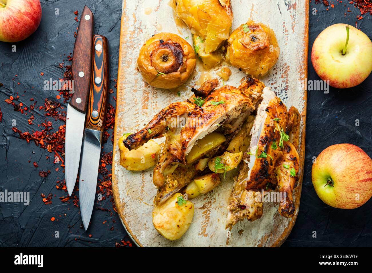 Hähnchen in Äpfeln gebacken, in Scheiben geschnitten auf einem Küchbrett Stockfoto