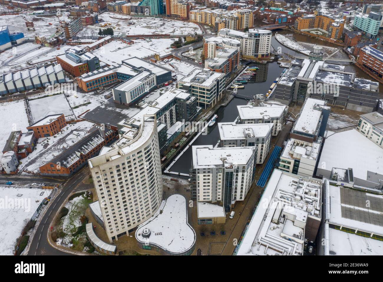 Luftaufnahme eines verschneiten Wintertages in der Stadt Von Leeds in Großbritannien zeigt die Gegend in Leeds Bekannt als Leeds Dock in der Nähe von Leeds und Liverpool kana Stockfoto