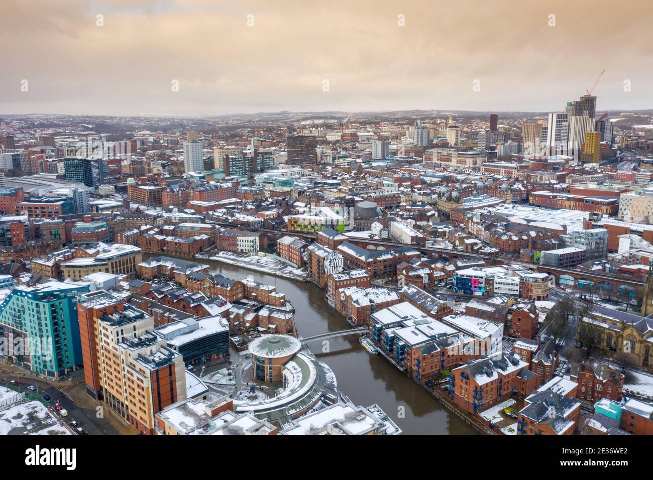 Luftaufnahme der Gegend im Stadtzentrum von Leeds Bekannt als Brewery Wharf mit schneebedeckten Wohngebäuden entlang Seite der Leeds und Liverpool c Stockfoto