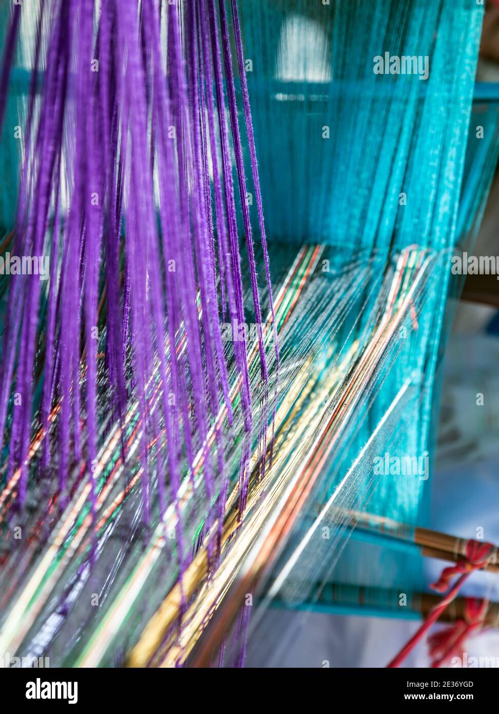 Indien Handloom Board. Webstuhl aus gewebten farbigen Fäden. Stockfoto