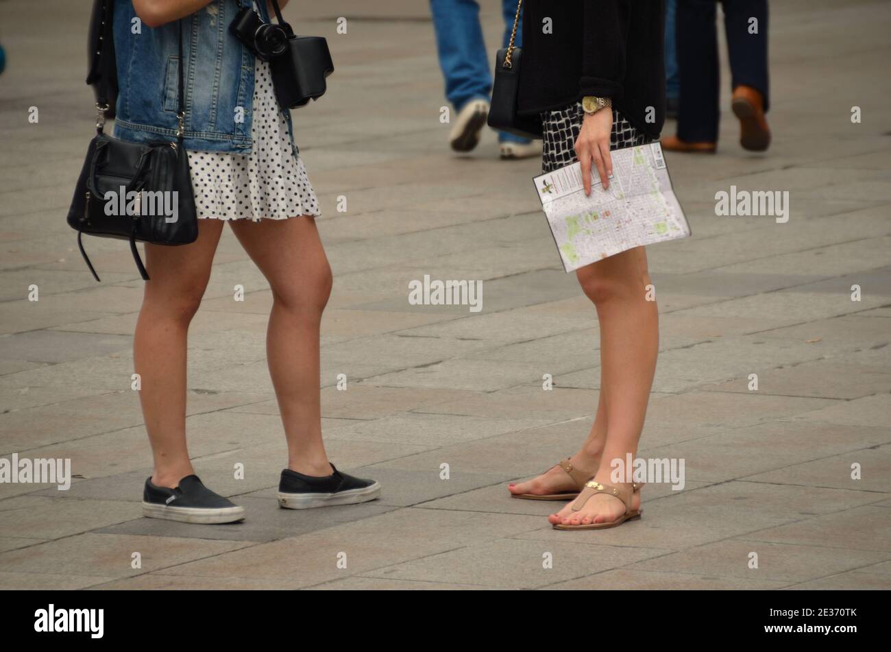 Junge Frauen in kurzen Minirock in der Stadt Stockfotografie - Alamy