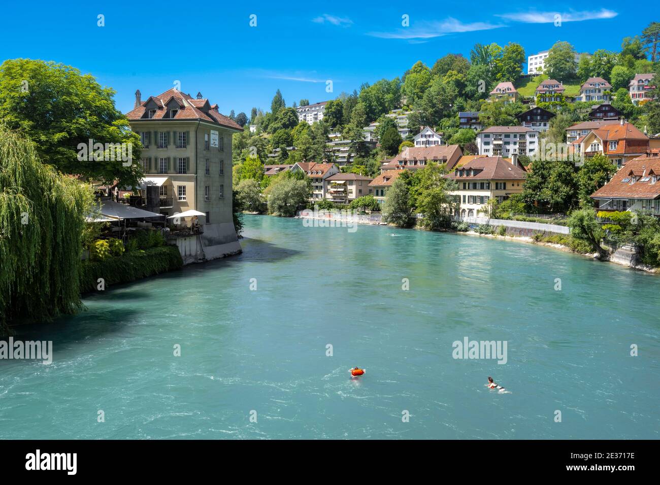 Menschen schwimmen im Wasser, die Aare fließt durch Bern, Bern, Kanton Bern, Schweiz Stockfoto