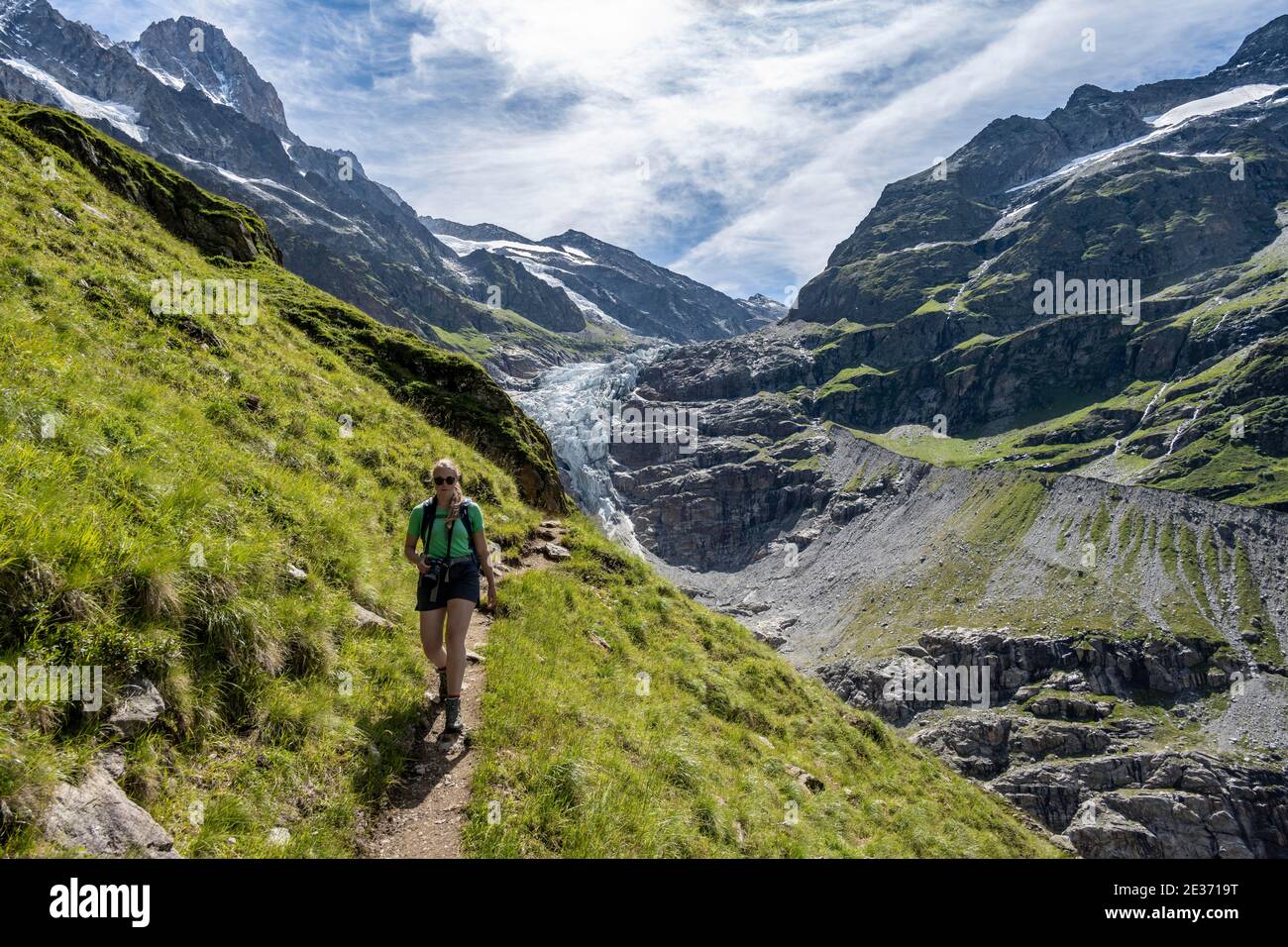 Wanderer (rechts) in den Bergen auf Wanderweg nach Grindelwald, links Untereismeergletscher Grindelwald-Fieschergletscher und Gipfel des Walcherhorns Stockfoto