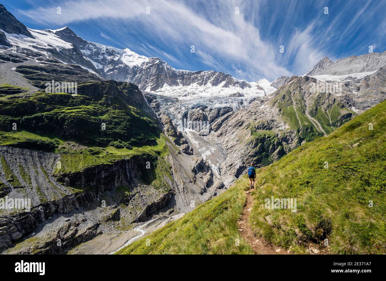 Wanderer in den Bergen auf Wanderweg nach Grindelwald, Gletscher Grindelwald-Fieschergletscher und Gipfel des Walcherhorns, Berner Oberland, Schweiz Stockfoto