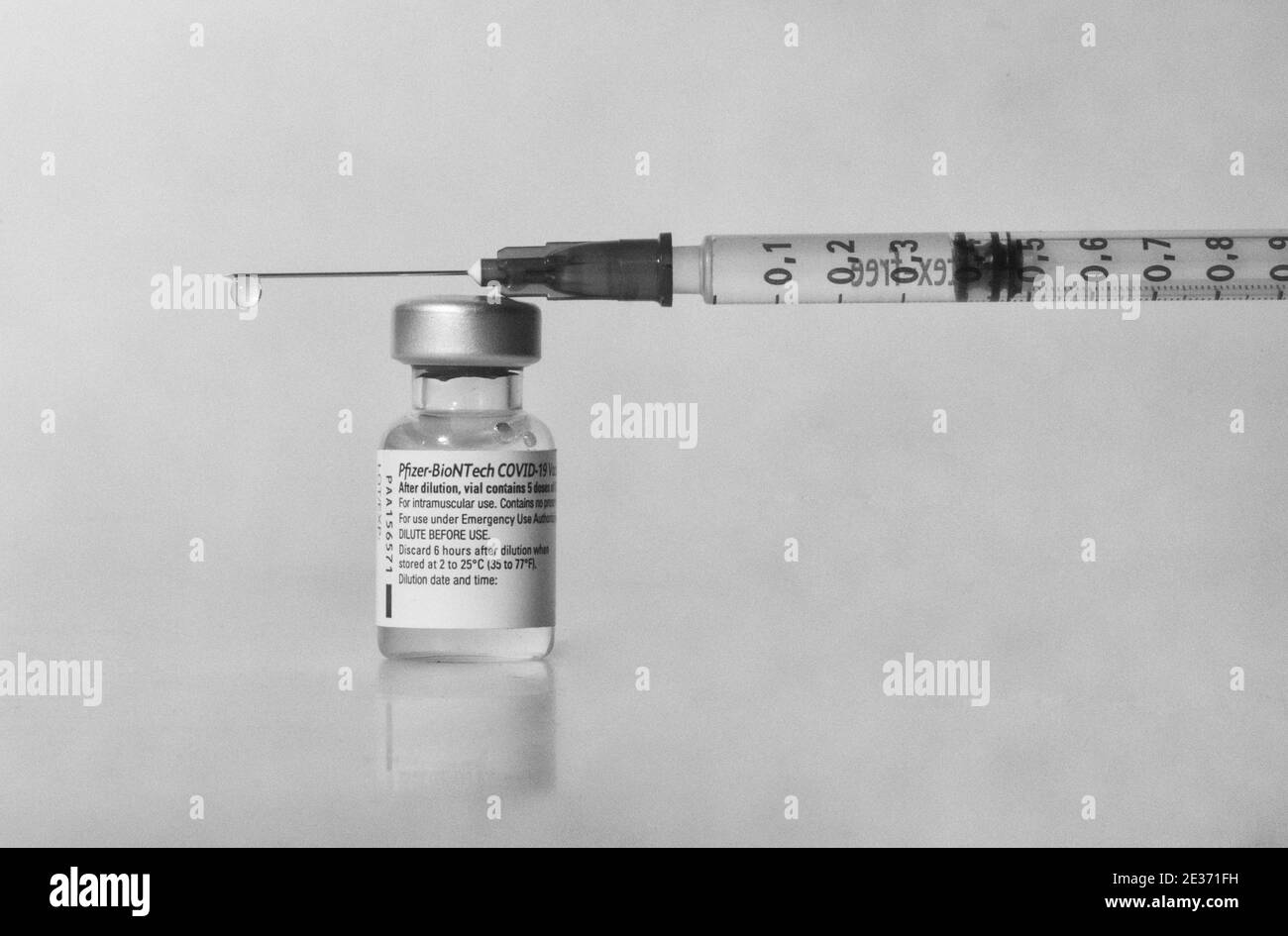 Impffläschchen gegen Covid 19 und Spritze mit Tropfen, BioNTech, Pfizer, Pfizer-BioNTech Stockfoto