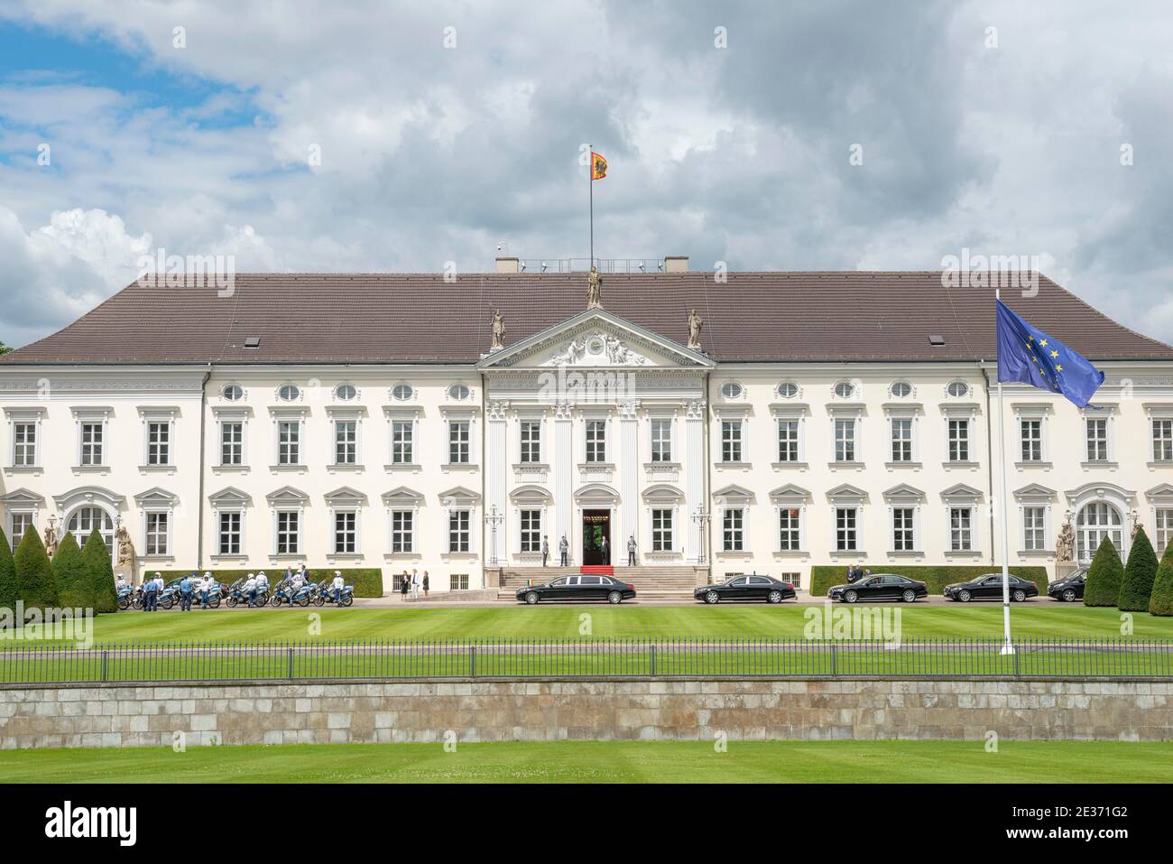 Schloss Bellevue mit Europaflagge, offizielle Residenz des Bundespräsidenten, Berlin, Deutschland Stockfoto