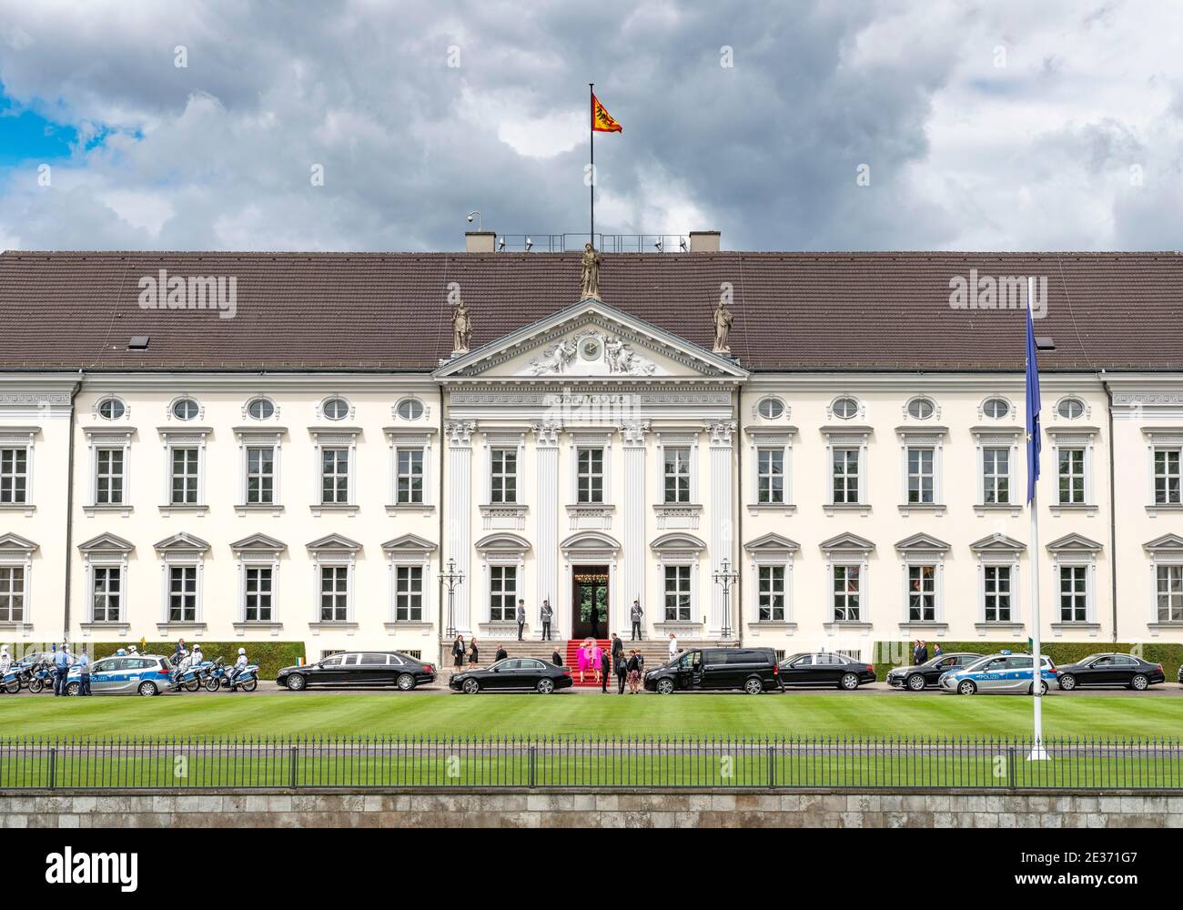 Schloss Bellevue mit Europaflagge, offizielle Residenz des Bundespräsidenten, Berlin, Deutschland Stockfoto