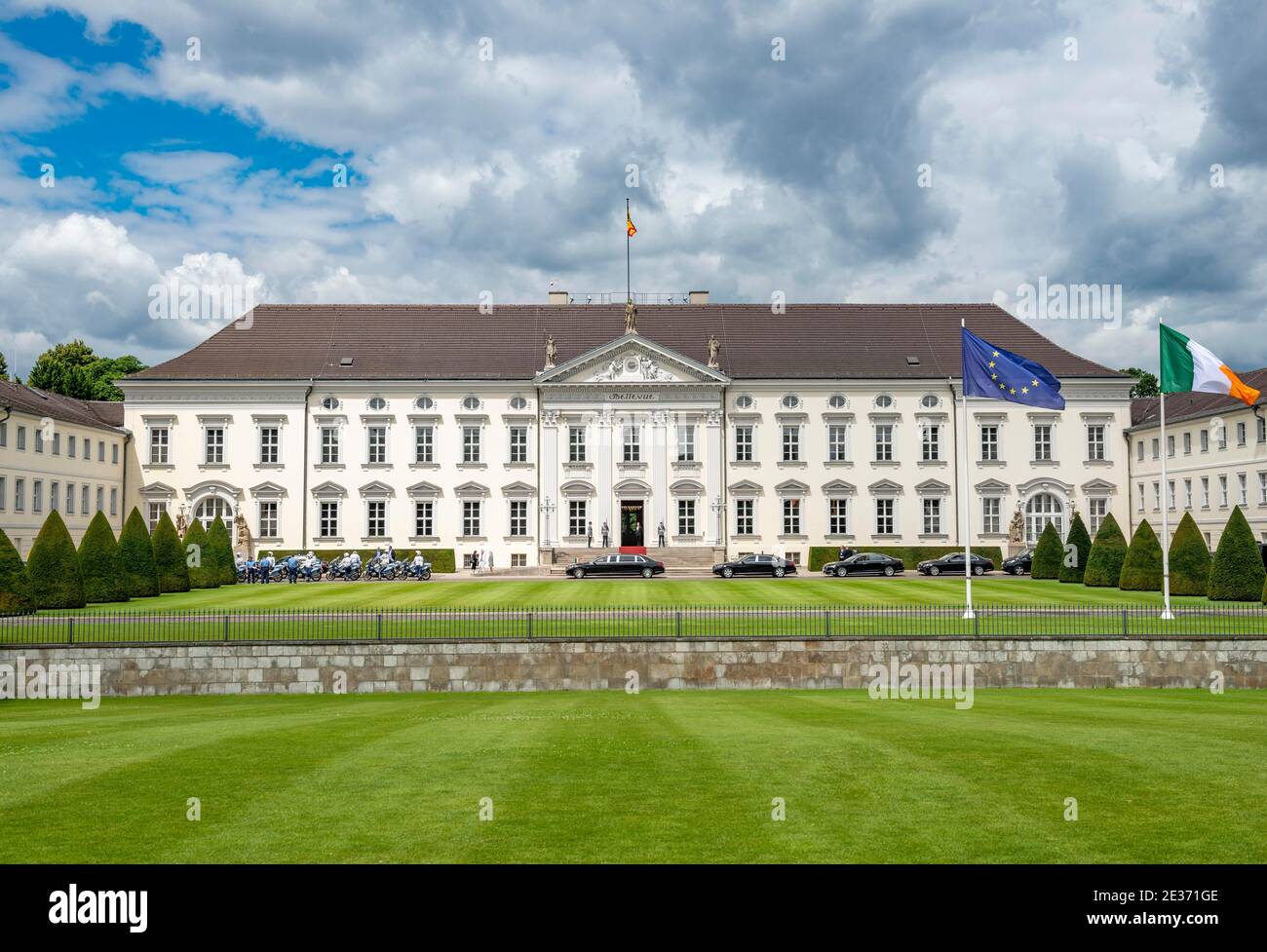 Schloss Bellevue mit europäischer und irischer Flagge, offizielle Residenz des Bundespräsidenten, Berlin, Deutschland Stockfoto