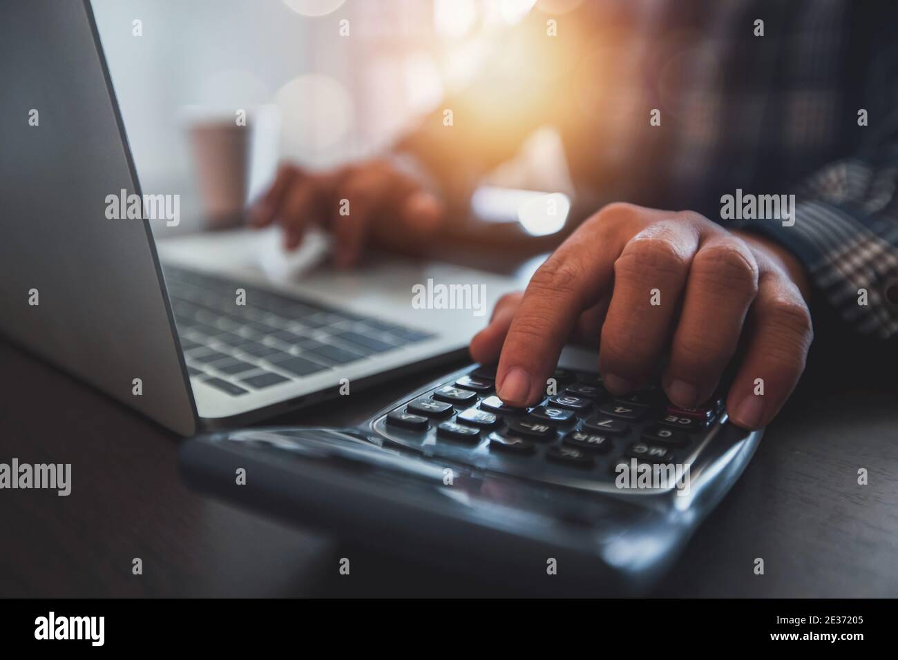 Nahaufnahme Hand des Geschäftsmannes Verwenden Sie Rechner zu berechnen und zu erfassen Zahl und Finanzbudget auf Laptop, Finanz-und Technologiekonzept Stockfoto