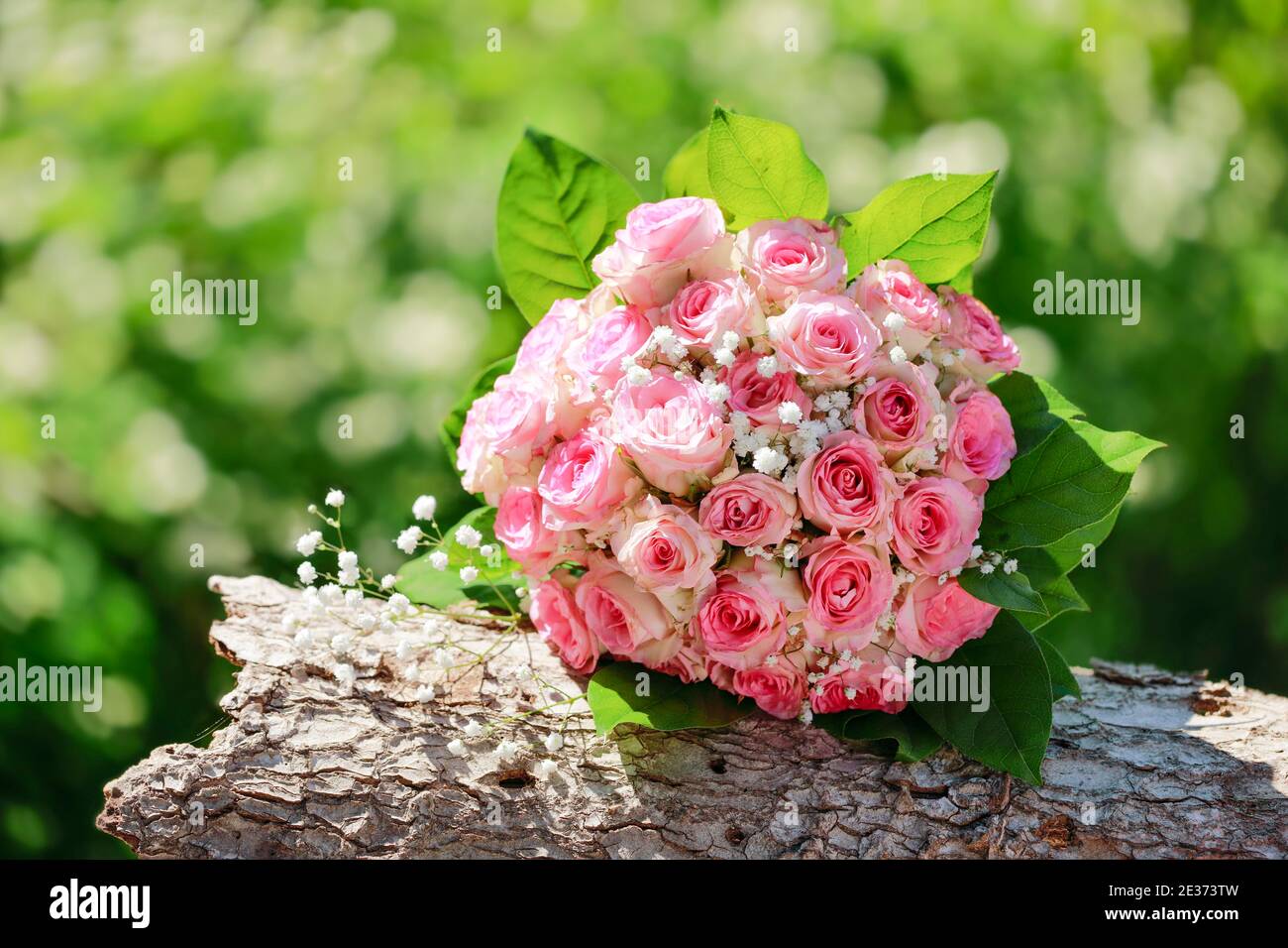 Blumenstrauß auf Holzbrett Stockfoto