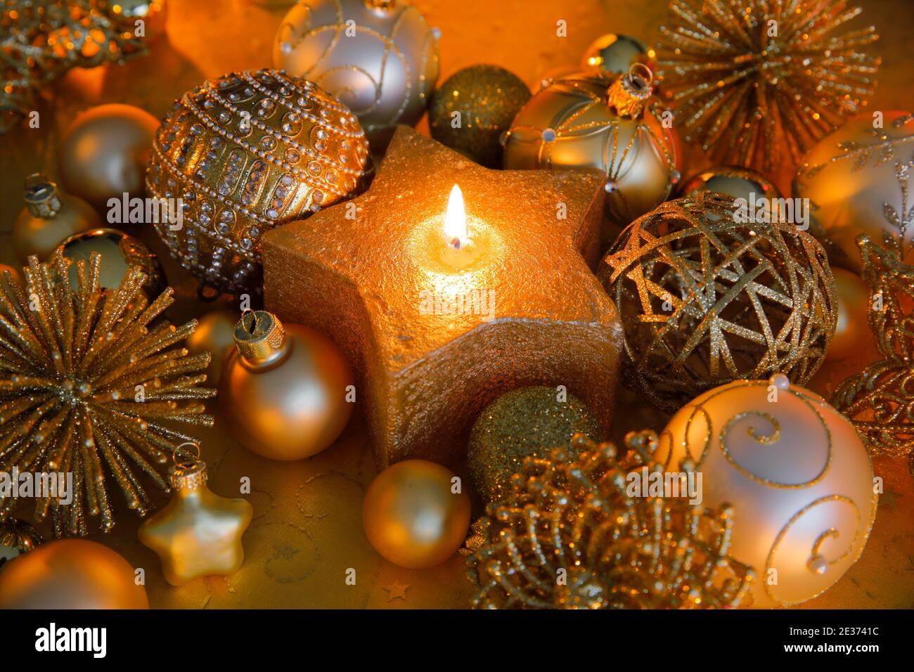 Weihnachtsdekoration in gold Stockfoto