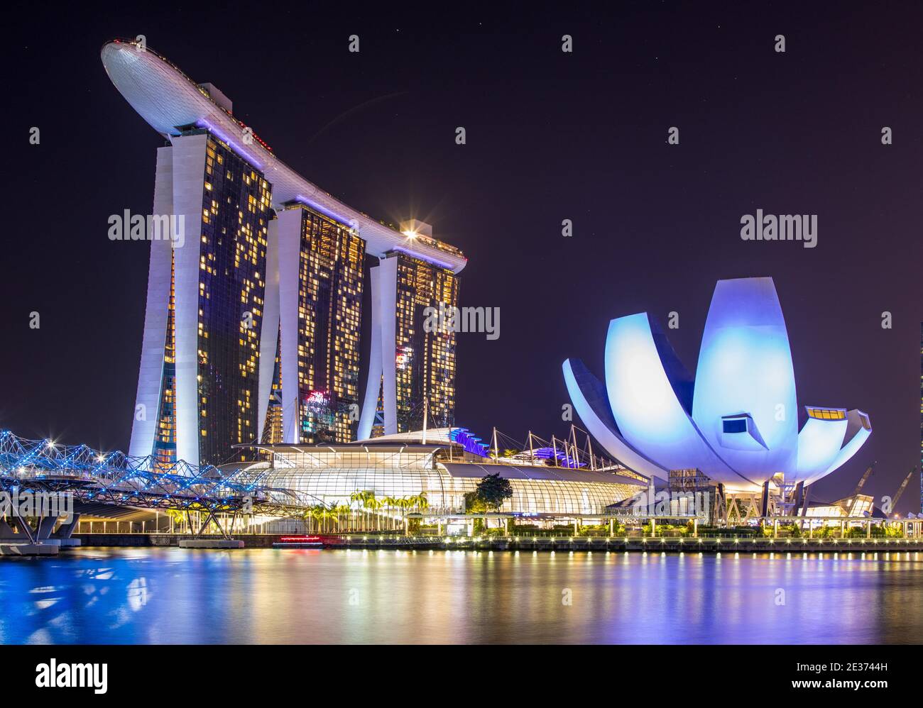 Marina Bay Sands Hotel, ArtScience Museum und Skyline bei Nacht, Finanzviertel, Bankenviertel, Marina Bay, Innenstadt von Core, Singapur Stockfoto