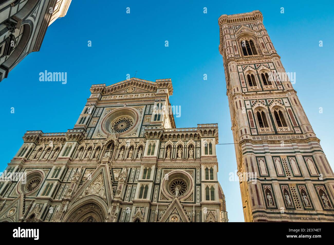 Toller Ausblick auf die wunderschöne Marmorfassade der berühmten Kathedrale Santa Maria del Fiore von Florenz mit dem freistehenden Campanile von Giotto... Stockfoto