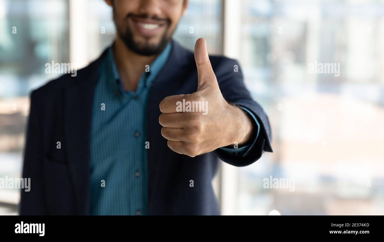 Nahaufnahme von lächelnden ethnischen Mann zeigen Daumen nach oben Stockfoto