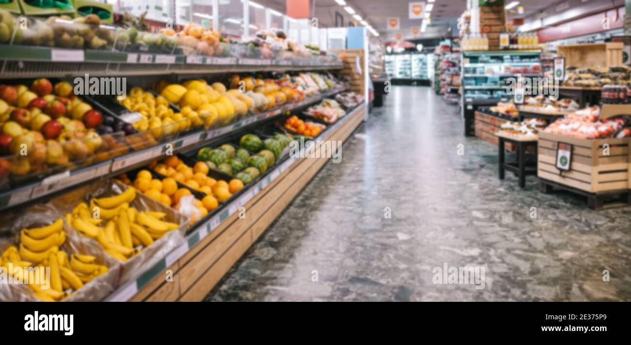 Voll ausgestattete Gänge in einem Lebensmittelgeschäft. Verschiedene Obst- und Gemüsesorten auf Regalen im Supermarkt. Stockfoto
