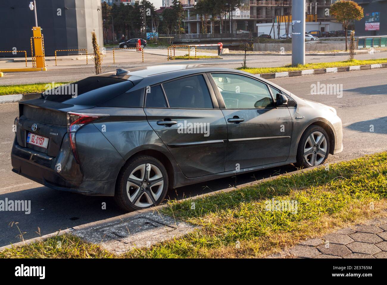 Batumi. Georgien - 4. Dezember 2020: Toyota prius auf der Straße von Batumi Stockfoto