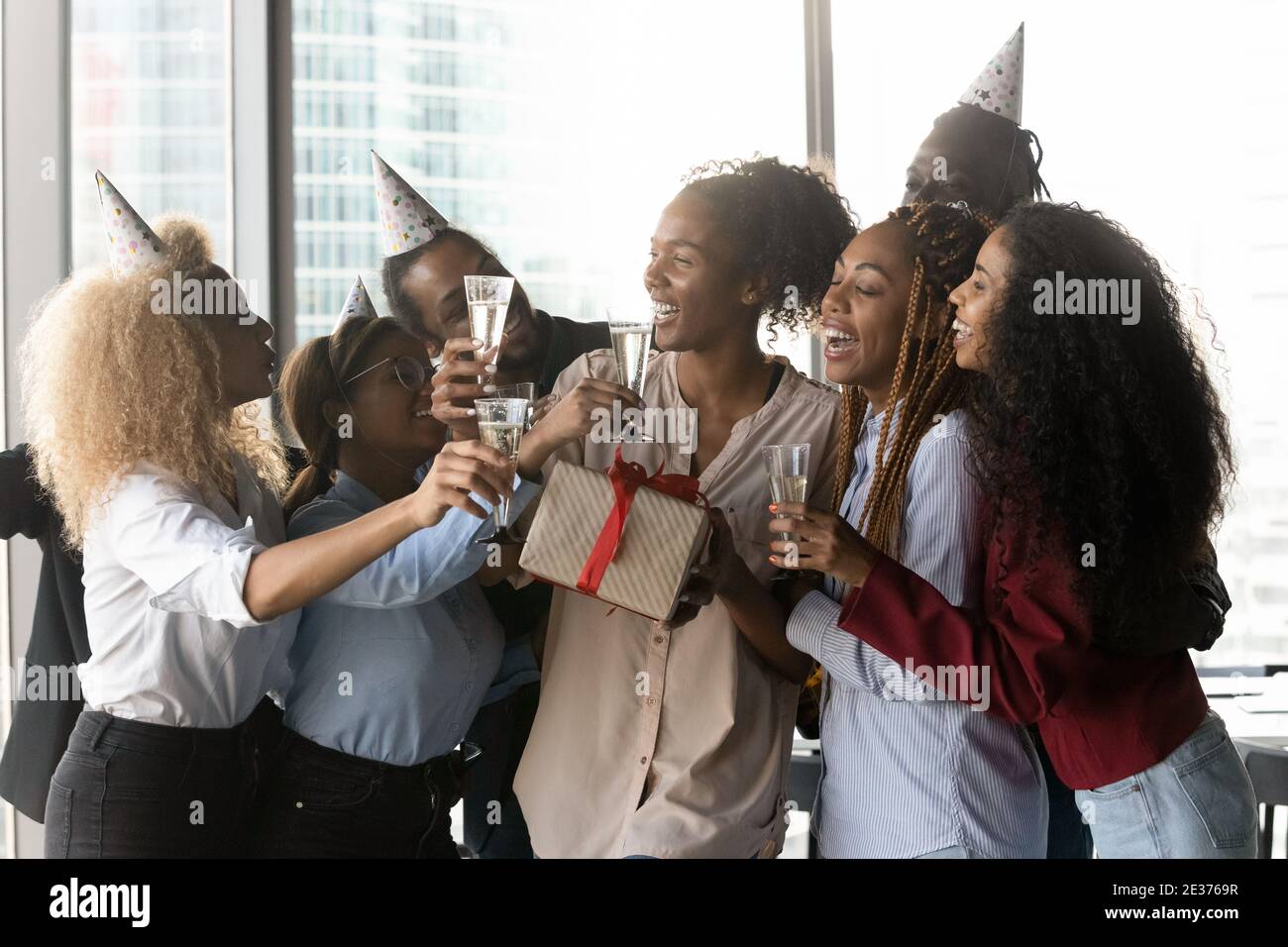 Glückliche multirassische Kollegen haben Feier im Büro Stockfoto