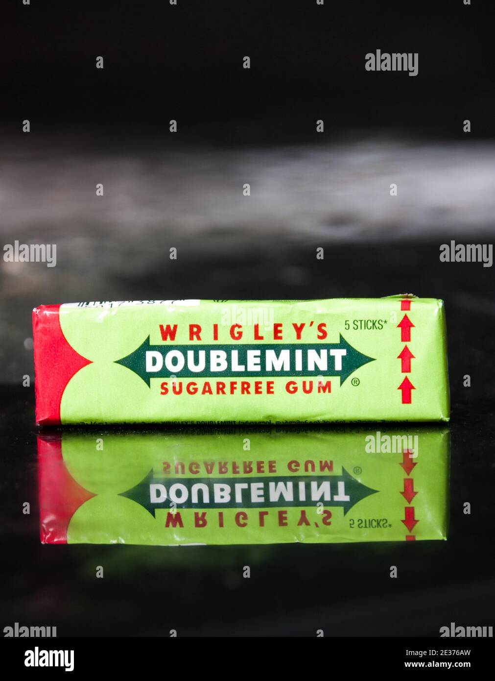 Batumi. Georgia - 14. Dezember 2020: Wrigley's Doublemint Gum Nahaufnahme auf dem Tisch Stockfoto