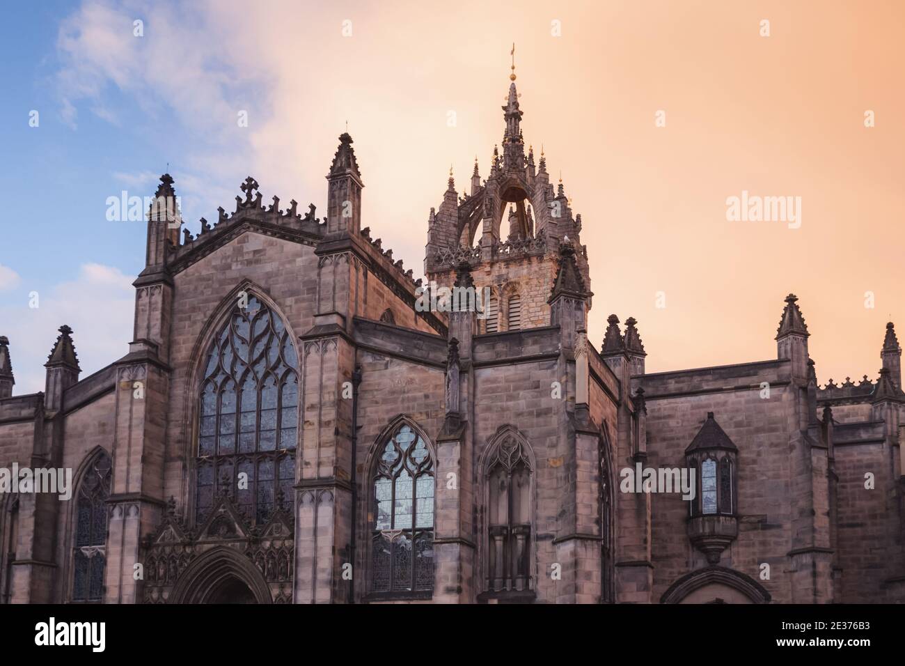 Die gotische Architektur der St, Giles' Cathedral vor einem dramatischen Sonnenuntergang Himmel entlang der Royal Mile in Edinburghs Altstadt. Stockfoto