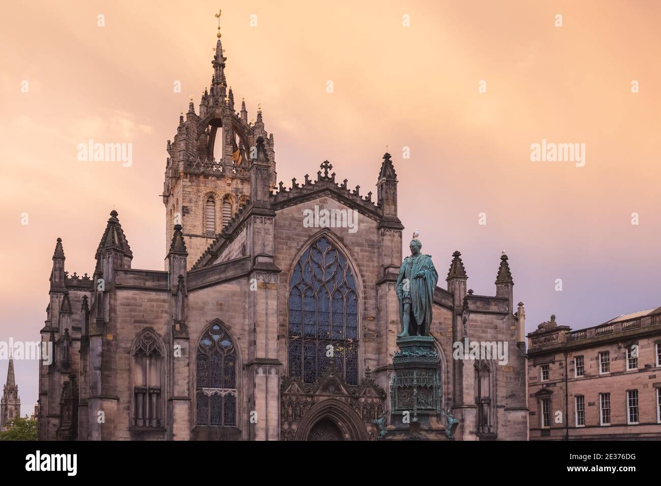 Die gotische Architektur der St, Giles' Cathedral vor einem dramatischen Sonnenuntergang Himmel entlang der Royal Mile in Edinburghs Altstadt. Stockfoto