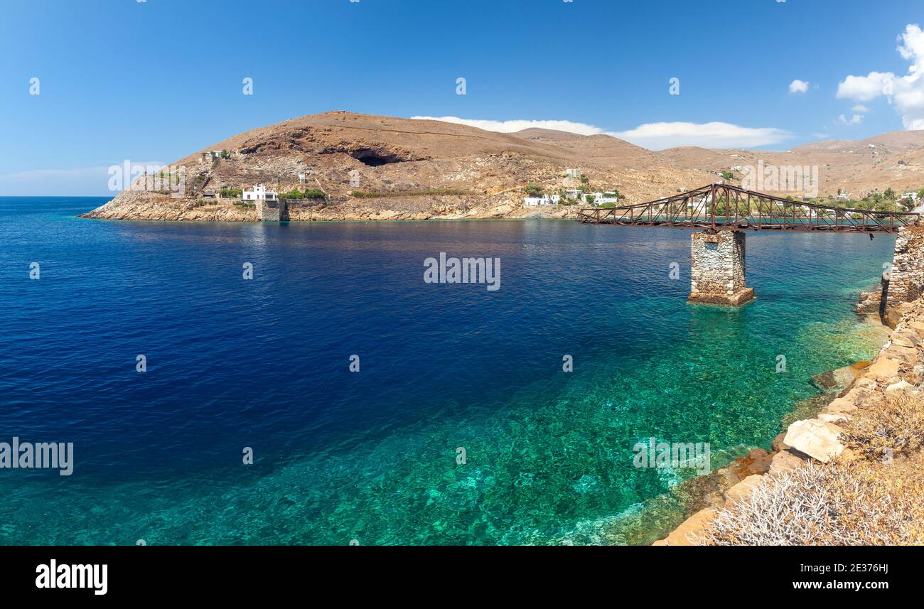 Megalo Livadi, eine malerische Bucht auf der Insel Serifos, Kykladen, Griechenland. Es gibt eine Metallbrücke, wo Minen von der lokalen Mine geladen wurden. Stockfoto