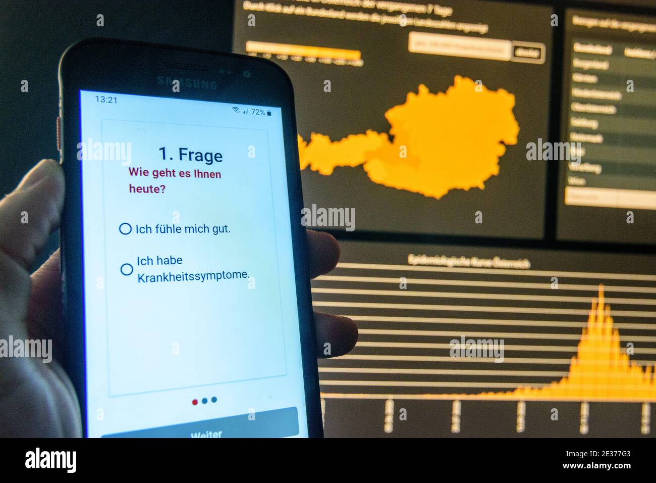 : 'Stopp Corona' App des Österreichischen Roten Kreuzes auf einer Smartphone- und Internet-Webseite von 'AGES Dashboard COVID19' über COVID-19 Fälle in Österreich gezeigt Stockfoto