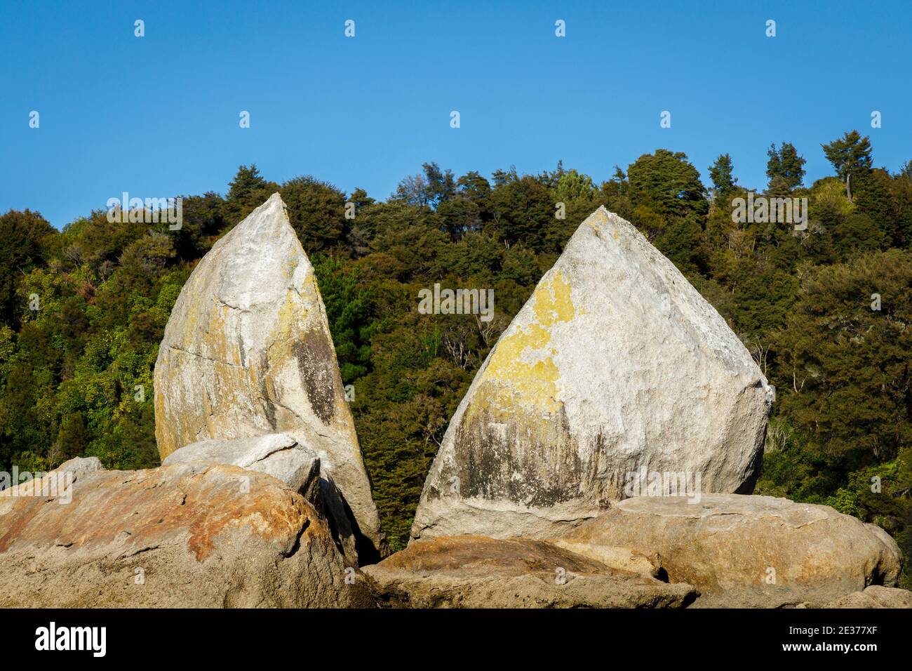 Tokangawhā oder Split Apple Rock, ein Granitgestein in Form eines Apfels in Tasman Bay, Abel Tasman National Park, South Island, Neuseeland. Stockfoto