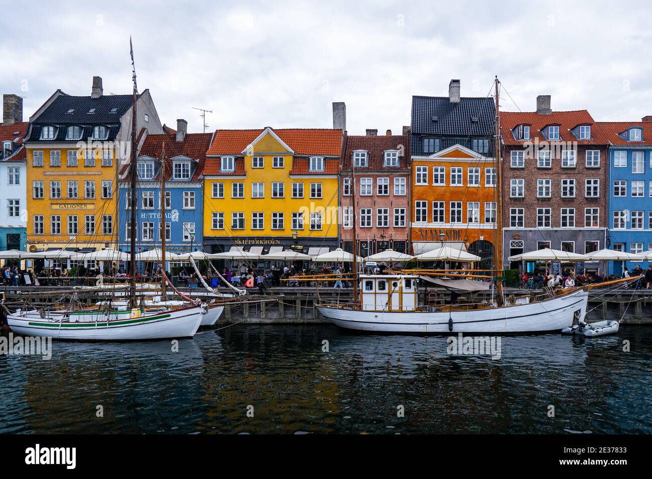 Charmante Kanäle von Kopenhagen mit Booten und genießen Menschen in Cafés und Restaurants; Nyhavn Bezirk. Stockfoto