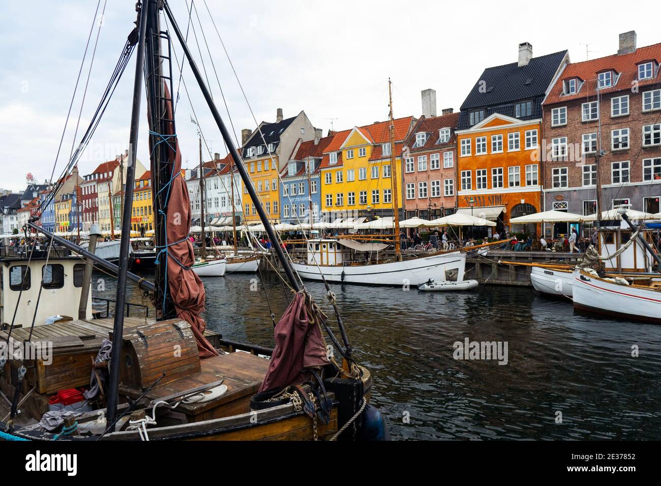 Rumpf des Schiffes mit anderen Booten in einem charmanten Kanal von Kopenhagen in Nyhavn Bezirk festgemacht. Dänemark, Europa Stockfoto