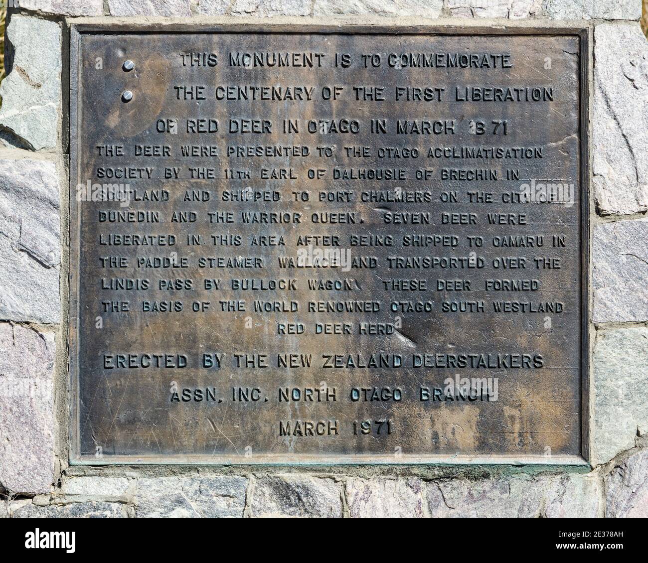 Das 1971 Denkmal zur Erinnerung an die erste Befreiung des Rothirsch in Otago im Jahr 1871. Präsentiert von 11th Earl Dalhousie von Brechin in Schottland. Stockfoto