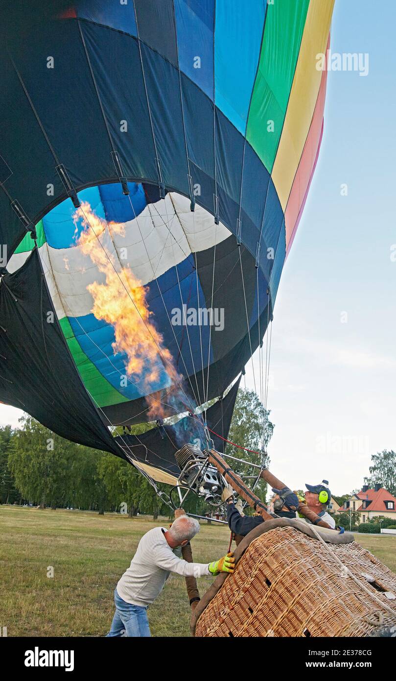 Heißluftballon fliegt in malmkoping Schweden Stockfoto Heißluftballon fliegt in malmkoping Schweden Stockfoto