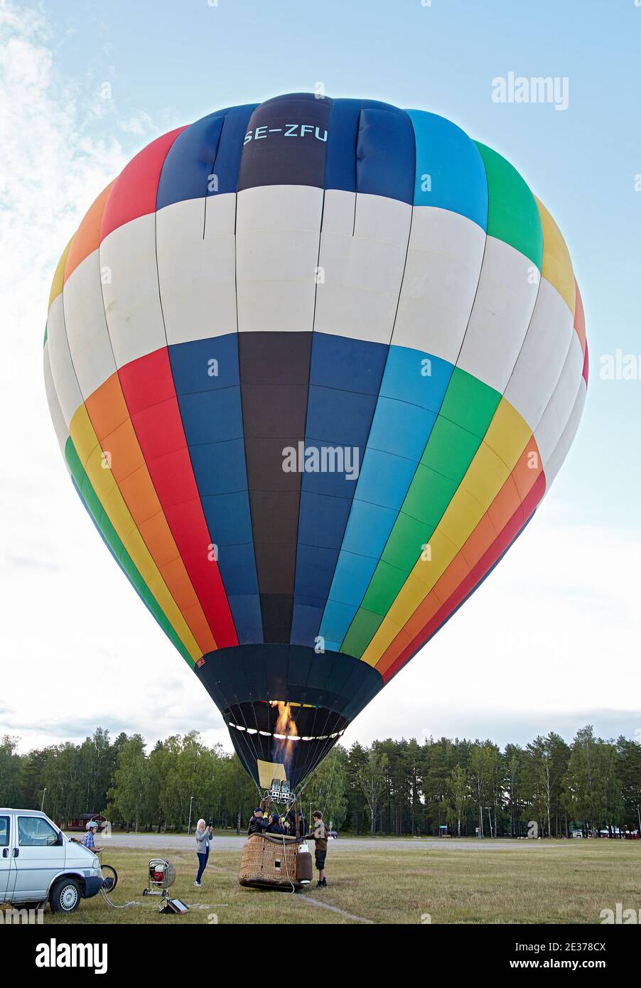 Heißluftballon fliegt in malmkoping Schweden Stockfoto Heißluftballon fliegt in malmkoping Schweden Stockfoto