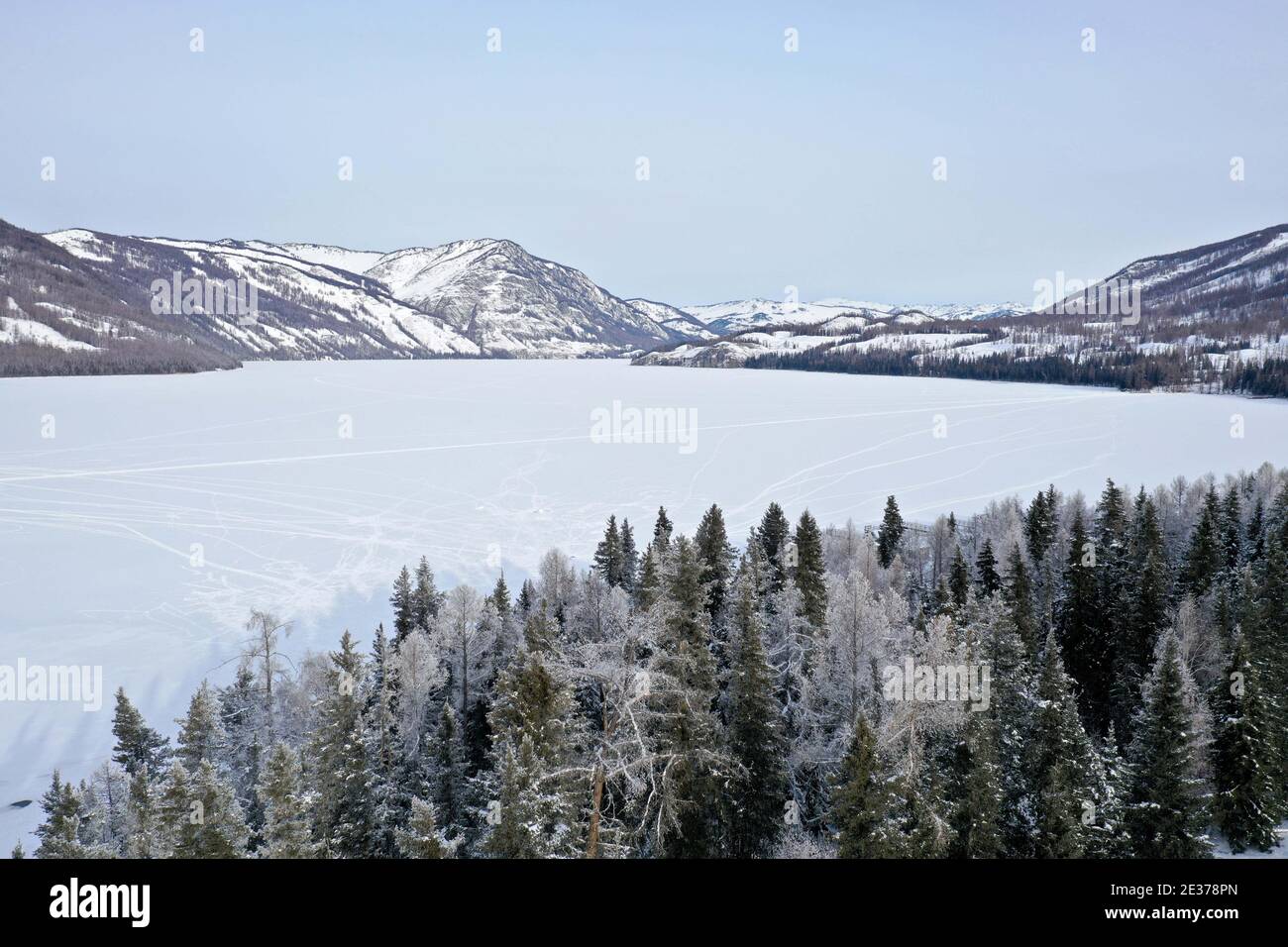 Urumqi. Januar 2021. Luftbild aufgenommen am 9. Januar 2021 zeigt die Schneelandschaft in Kanas landschaftlich reizvollen Gebiet im Nordwesten Chinas Xinjiang Uygur Autonome Region. Gelegen im zentralen Altay Gebirge im Norden Xinjiang, ist die Kanas landschaftlich reizvolle Gegend eine nationale 5A Touristenattraktion, mit einer beeindruckenden Landschaft von Seen, Gletschern, Wäldern und Grasland. Quelle: Sadat/Xinhua/Alamy Live News Stockfoto