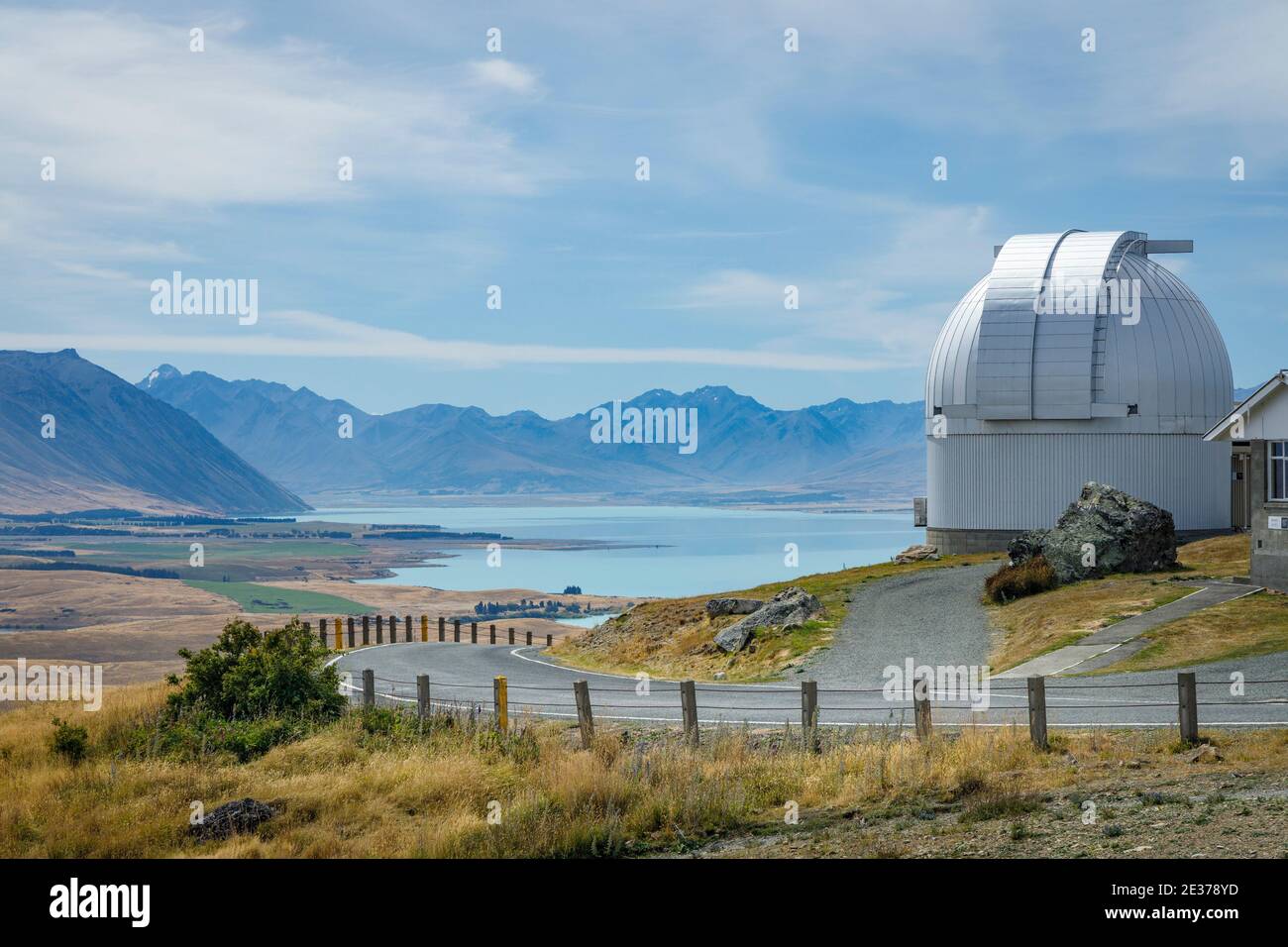 Die 1965 University of Canterbury Mount John Observatory, mit Blick auf Lake Tekapo und das Mackenzie Basin, South Island, Neuseeland. Stockfoto