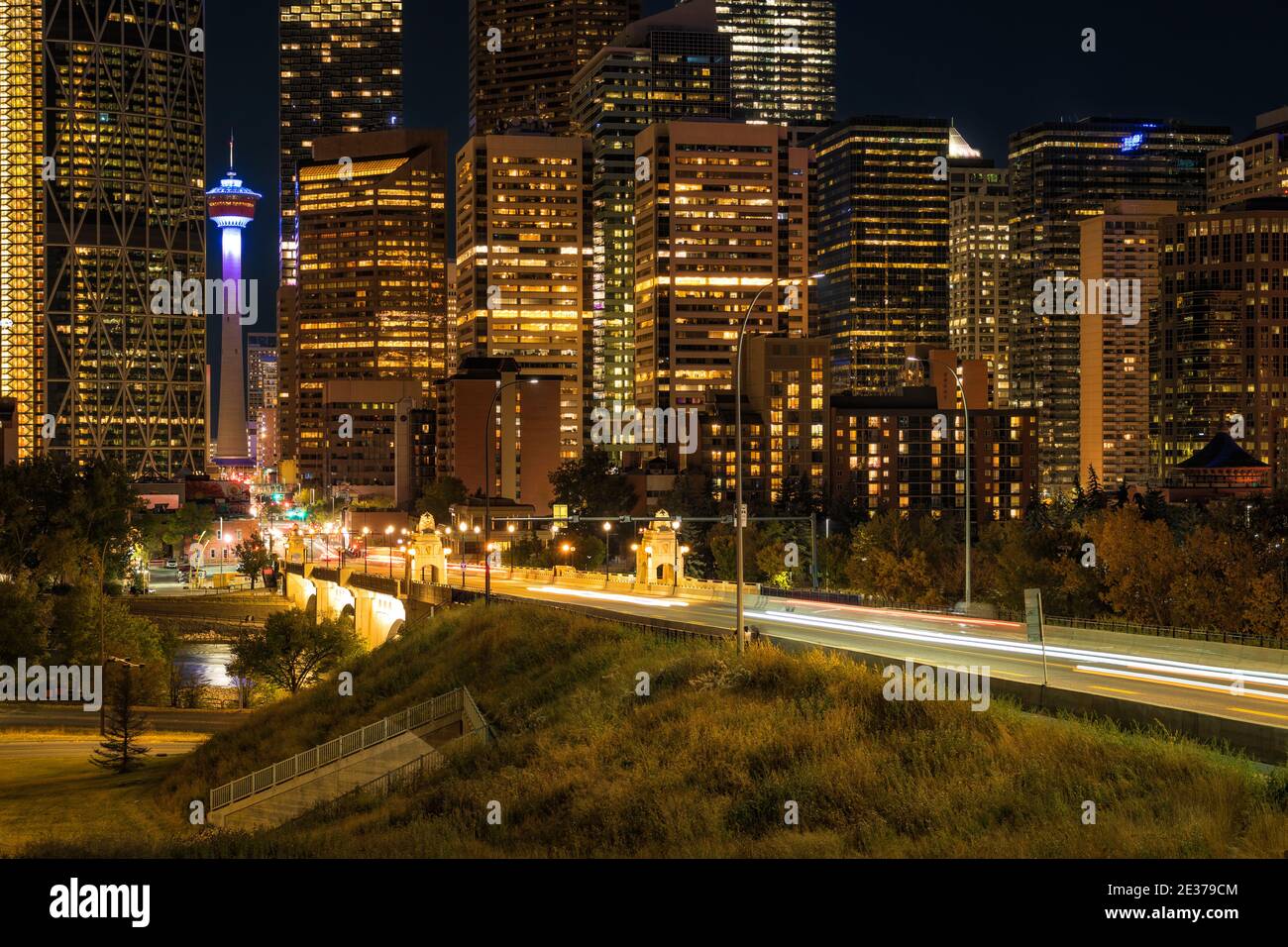 Panoramablick auf den Verkehr und die modernen Wahrzeichen der Innenstadt von Calgary, Alberta, Kanada. Stockfoto